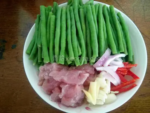 肉切片，辣椒，洋葱切丝，葱姜蒜准备