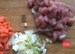 豌豆胡萝卜肉丁的做法图解1