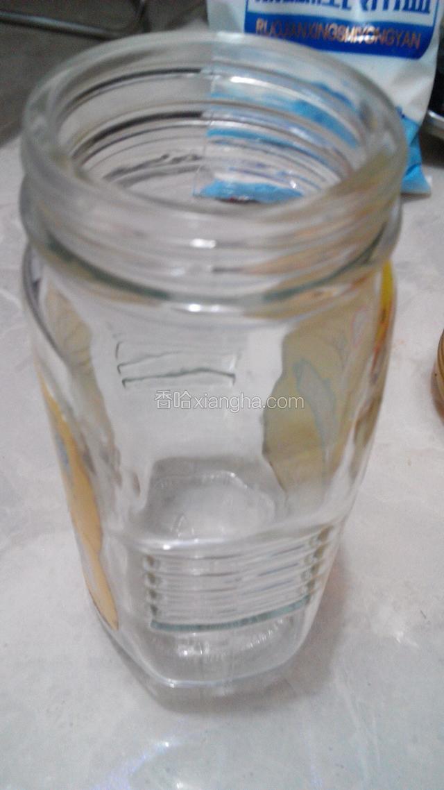 取一个无油无水的空玻璃瓶