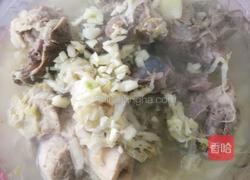 大骨头炖酸菜的做法图解4