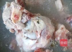 大骨头炖酸菜的做法图解1
