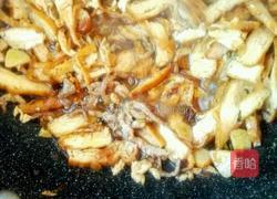 蚝油紫甘蓝炒油豆腐的做法图解2