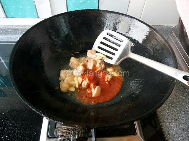 加入意大利面酱炒匀焖2一3分钟，使鸡腿肉入味