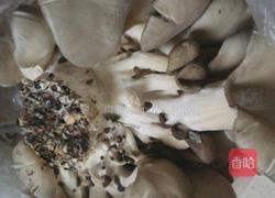 椒盐蘑菇的做法图解1