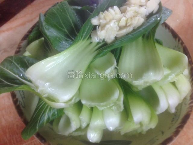 上海青掰叶洗净，蒜头切碎备用。