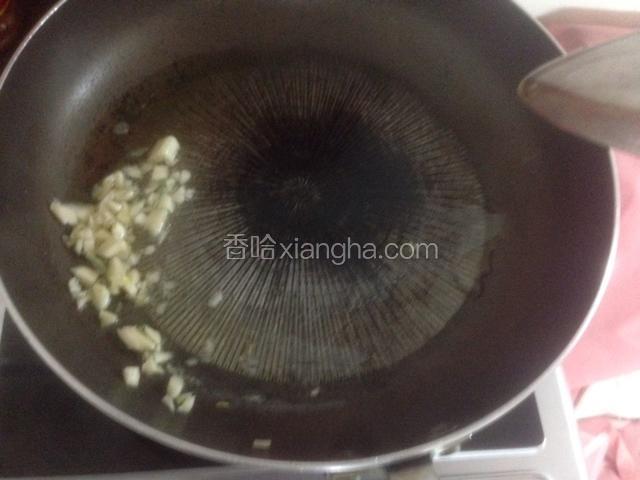 中火入油15克，放入蒜头。