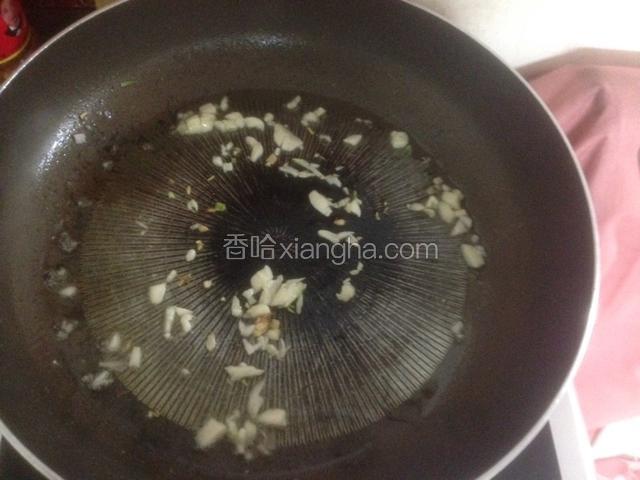 煸香蒜末，大火加热至90度。