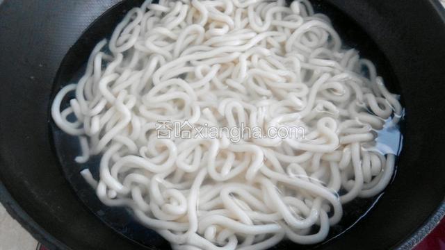 锅中烧开水，把乌冬面放进进去烫开。