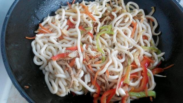 再放入乌冬面一起炒匀。