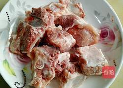 马蹄红萝卜排骨汤的做法图解2