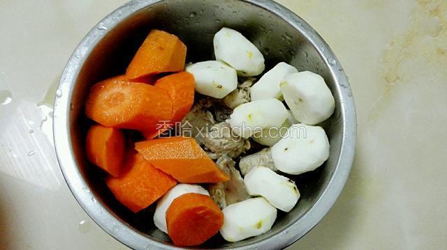 拿一个比电饭锅小的盘，把排骨，红萝卜，马蹄放进盘子里