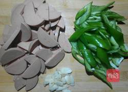 辣椒炒火腿肠的做法图解3