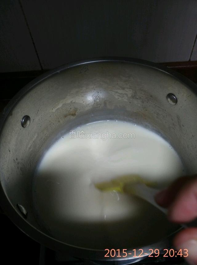 将三个材料放不锈钢锅中火熬糖