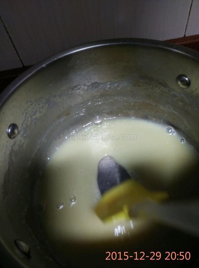 熬到颜色变黄并且用刮刀刮不马上聚拢