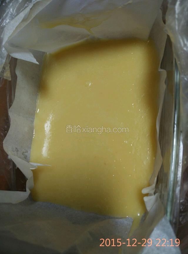 在碗里放油纸再放入煮好的糖