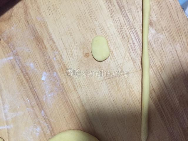 分别搓成圆饼，不能太薄，圆形，长条，小方块（中间用筷子夹一下）