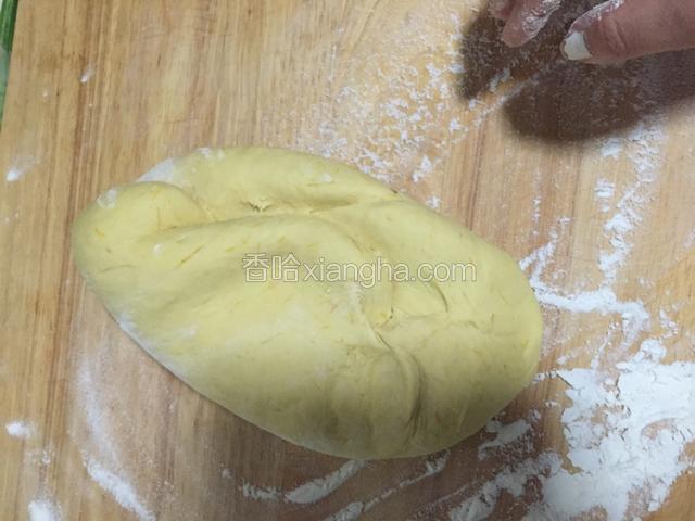 和酵母掺和到面粉里，再酌情添加水。反复揉面500下。