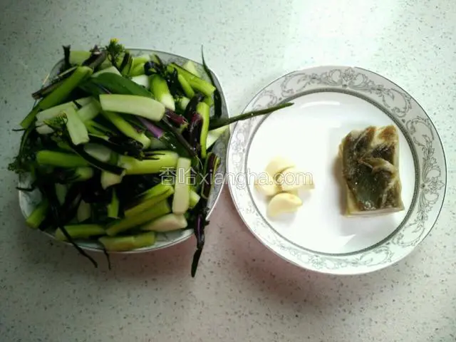 备好图中食材。红菜苔、腊肉、蒜洗净。
