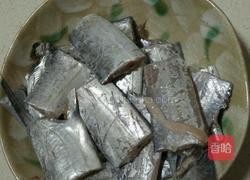 炸刀鱼的做法图解1