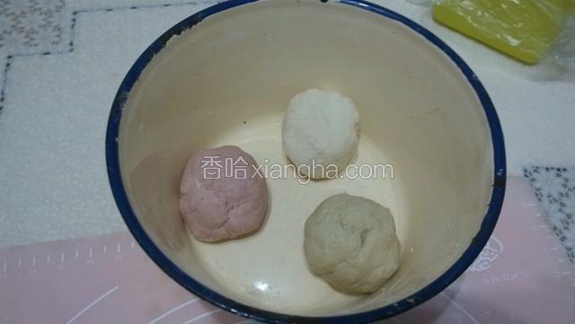 用抹茶粉1克60克面粉30克水合成面团，红曲粉同样合成面团。另外一份白面团。