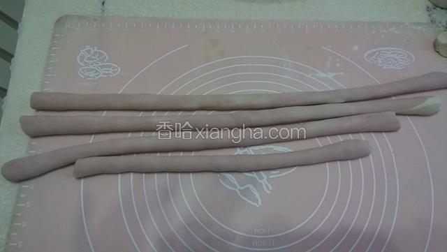 三个面团分别擀成长方形片（照片丢失），三个片罗在一起，卷起来。搓成2公分粗细的长条