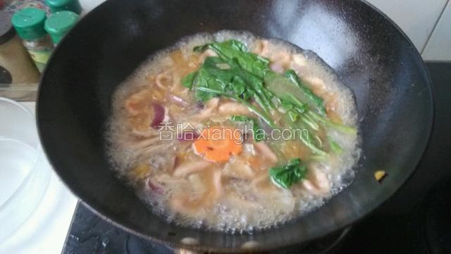 菠菜稍微变软既出锅。加芝麻香油调味。