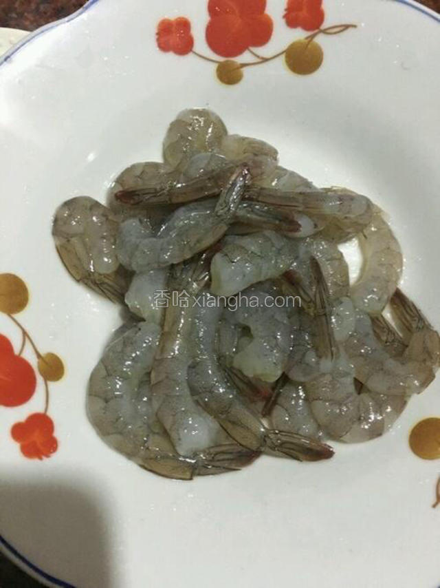 虾去壳去虾线留尾，洗净沥干水分备用