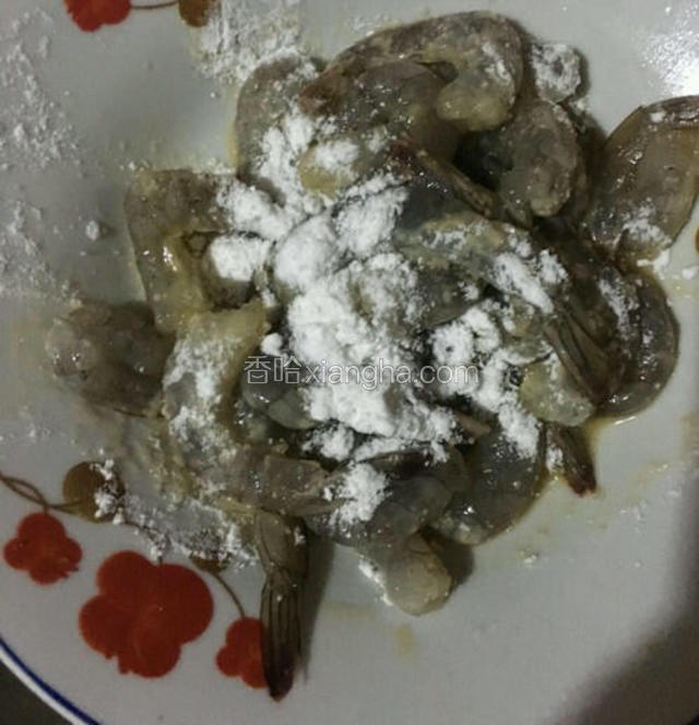 加盐、干淀粉抓匀入味
