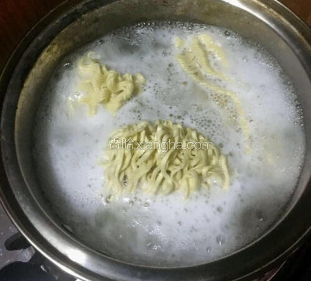 锅里加水烧开放入面条煮软