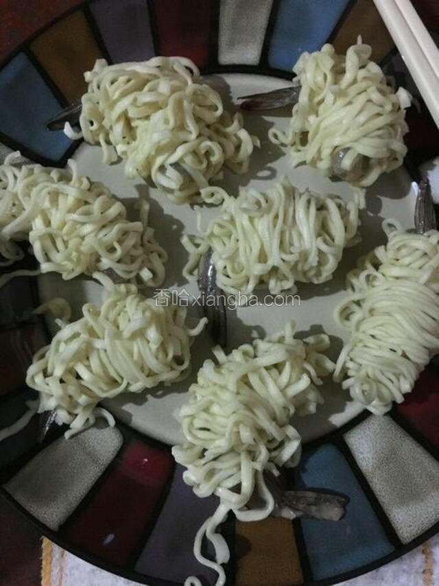 把面条一圈圈缠住到虾上边（干面煮软放凉后本身就有黏性）