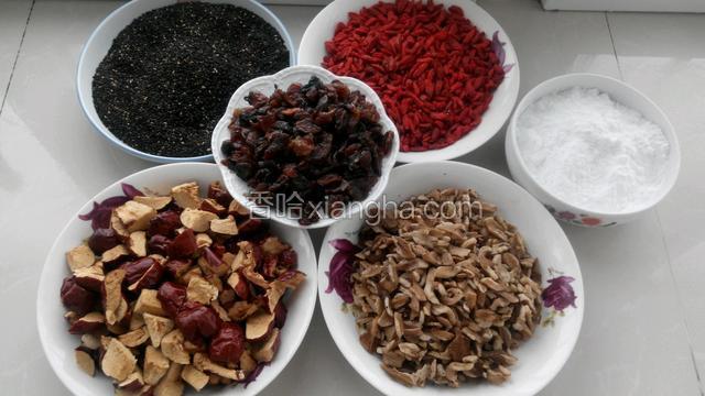 准备好其它食材，大枣提前洗净晾干切成小块，核桃仁用小火炒几分钟（不炒也可以），芝麻最好买熟芝麻，冰糖用料理机打成粉。