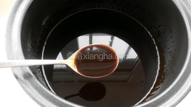 买阿胶时最好让药房帮忙打成粉，把阿胶粉放入大点的耐热容器中，倒入黄酒搅拌均匀浸泡一宿。