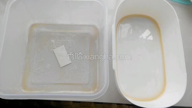 把干净的保鲜盒里面刷上一层香油备用。
