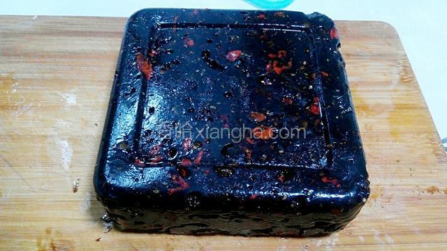 把定型的阿胶膏从保鲜盒中取出，切成适量大小的片状。