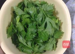 芹菜叶子鸡蛋饼的做法图解1