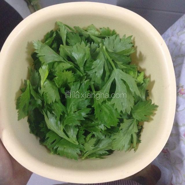 新鲜的芹菜只留叶子，清水洗净
