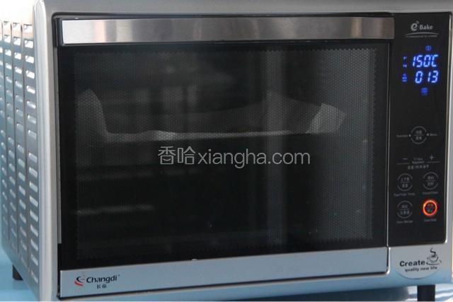 烤箱提前预热好，上火150度，下火140度，烤20分钟左右就好啦