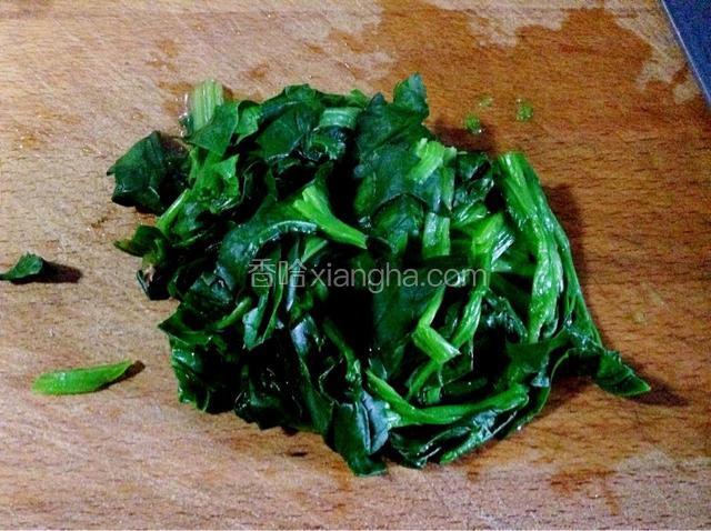 焯水后切段放入榨汁机中打成蓉。