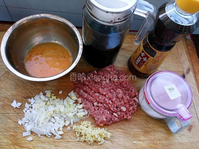 准备食材，葱，姜切碎，鲜羊肉剁碎，调味料备齐