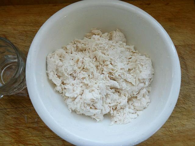 面粉用适量温水和成絮状，无干粉即可