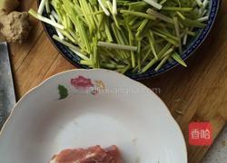蒜苗炒肉丝的做法图解1