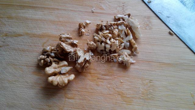 核桃洗净切碎待用。