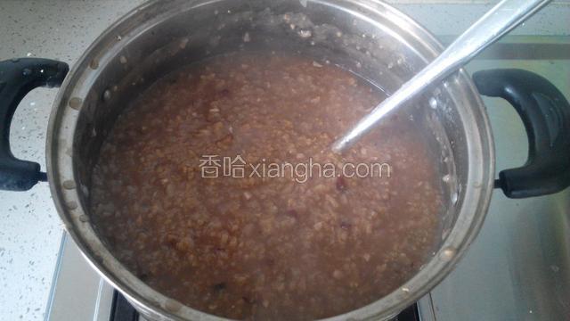慢火熬制1小时左右，提前10分钟放入红糖，关火。待食。(我喜好粥干点硬点，要好吃些，反之，可多加入水量)