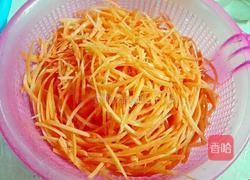 芹菜炒胡萝卜的做法图解1