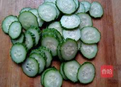 黄瓜杏鲍菇炒肉的做法图解2