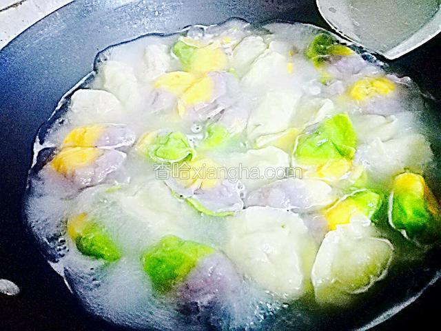 锅中烧沸，把饺子放下去，看到饺子浮起来之后加入1勺子盐，煮熟就可以了