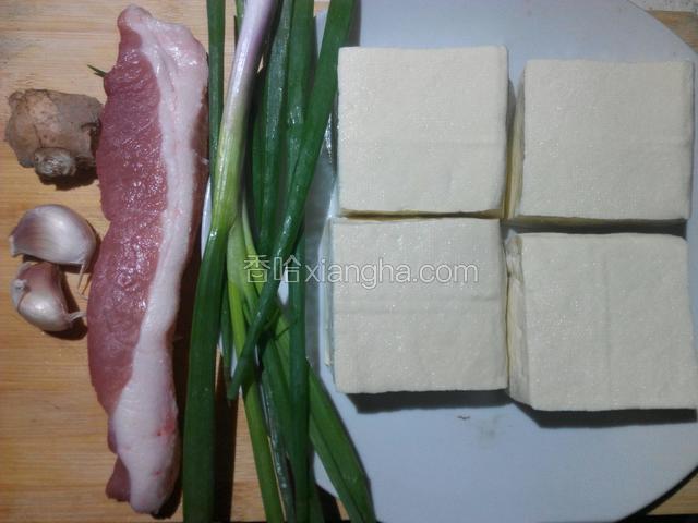 材料豆腐、猪肉、葱、姜、蒜