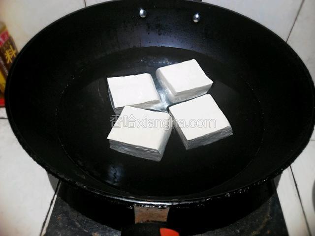 放豆腐煮3分钟(煮过的豆腐没那么容易烂)