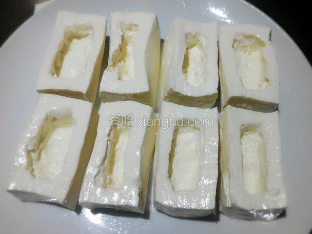 在豆腐中间挖个洞