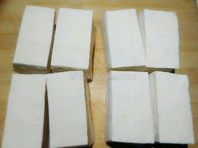 在豆腐中间切开